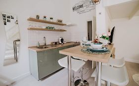 Comfy Apartment At New York Cafe With Aircon